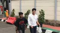 Jenguk Ammar Zoni yang Ditahan, 8 Potret Aditya Zoni Bawa Sate Padang - Beri Support Setelah Ayah Meninggal