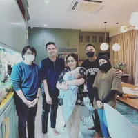 Jenguk Rayyanza Anak Raffi - Nagita, Potret Kaesang Pangarep Rangkul Mesra Nadya Arifta Jadi Sorotan