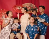 Jennifer Bachdim Photoshoot Bareng Keluarga Jelang Imlek, Tampil dengan Busana Nuansa Biru