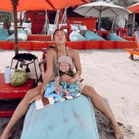 Jennifer Bachdim Santai di Pantai Asuh Anak, Potret Mata Indah Kiyoji Jadi Sorotan