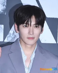 Ji Chang Wook Ganteng di VIP Screening 'COLONY', Auto Salfok