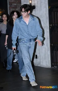 Ji Chang Wook Pakai Denim di Showcase Film 'COLONY', Gemas Tirukan Zombie