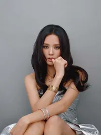 Jisoo BLACKPINK Bikin Terpukau Makeup Smokey Eye, Tampil Elegan dan Timeless