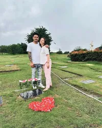 Joanna Alexandra dan Calon Suami Ziarah ke Makam Raditya Oloan, Tulis Pesan Menyentuh