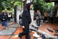 Johnny Wong Meninggal Dunia, Potret Paula Verhoeven Datang Melayat ke Rumah Baim Wong - Sampaikan Bela Sungkawa