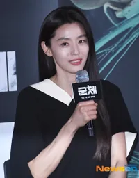 Jun Ji Hyun di VIP Screening Film 'COLONY', Elegan Pakai Outfit Hitam