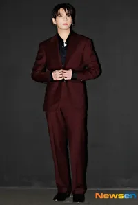 Jungkook BTS di Event Hublot, Karismatik Pakai Setelan Jas Maroon