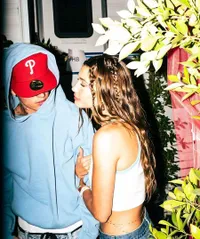 Justin Bieber Bagikan Foto Saat Momong Bayi, Netizen Sempat Heboh Mengira Hailey Baldwin Melahirkan