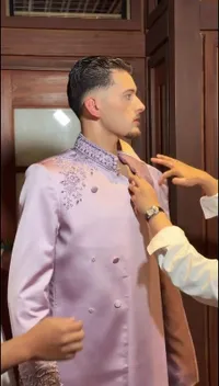 Justin Hubner Ganteng Banget Pakai Beskap Lilac Jelang Pernikahan, Detail Bordir Mewah