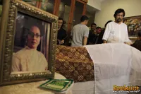 Jenazah Ully Artha di Rumah Duka Sebelum Dikuburkan