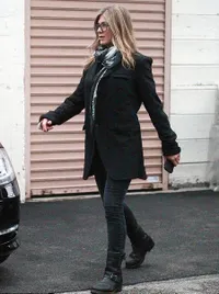 Jennifer Aniston Berusaha Tutupi Kehamilan
