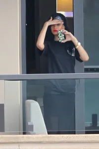 Jika Rihanna - Zac Efron Menginap di Hotel Yang Sama