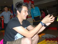 Jonathan Frizzy Peragakan Trik Bermain Sulap