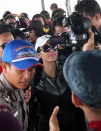 Julia Perez Diserbu Warga Kepulauan Meranti