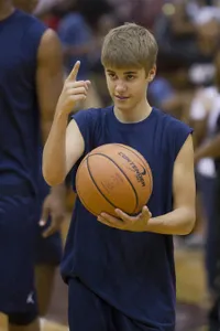 Justin Bieber Kalahkan Ludacris di Pertandingan Basket Amal