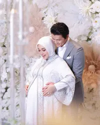 Kabar Bahagia! 8 Potret Syahrini Umumkan Kehamilan, Pamer Baby Bump di Usia Kandungan Tujuh Bulan