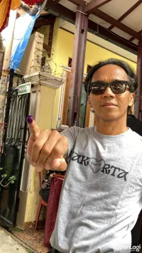 Kaka Slank Bersama Anak dan Istrinya Berikan Hak Suara di Pilkada Jakarta 2024