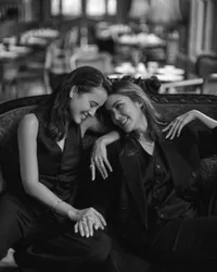 Kakak Adik Sama-sama Cantik, Ini Potret Cathy Sharon dan Julie Estelle yang Curi Perhatian - Bella dan Gigi Hadid Versi Lokal