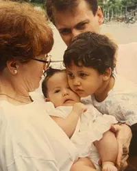 Kakak Beradik Kompak, 10 Potret Masa Kecil Keenan dan Pevita Pearce yang Baru Terungkap - Ganteng dan Cantik dari Dulu