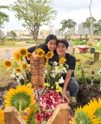 Kakak Lula Lahfah Tiba dari Luar Negeri, Langsung Ziarah dengan Mata Sembab