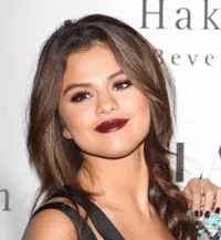 Kala Seleb Cantik Pakai Lipstik Warna Gelap, Makin Hot Menggoda