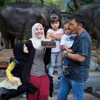 Kala Ultah di Kebun Binatang, Keluarga Zaskia Mecca Having Fun