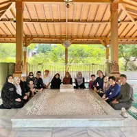 Kangen Ayah serta Adik yang Sudah Berpulang, 7 Potret Alvin Faiz Ziarah ke Makam Ustaz Arifin Ilham dan Ameer Azzikra di Momen Lebaran