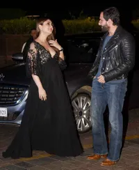 Kareena Kapoor Stunning di Pesta Manish, Cantik Pamer Cleavage