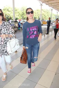 Kareena Pamer Perut, Karisma Kapoor Kompak Bareng Kedua Buah Hati