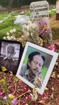 Karina Ranau Bangun Makam Epy Kusnandar, Ikut Bantu Nyangkul Tanah