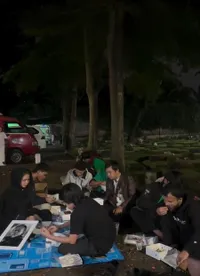 Karina Ranau Sahur Pertama di Makam Epy Kusnandar Bareng Anak dan Karyawan