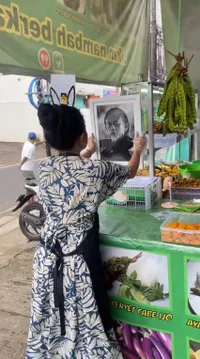 Karina Ranau Selalu Pasang Foto Almarhum Epy Kusnandar di Warungnya