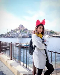 Ke Disneyland, Tyas Mirasih & Pacar Pelukan Bak Tak Mau Pisah