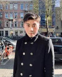 Ke London - Budapest, Roy Kiyoshi Pakai Sederet Coat Beragam Gaya