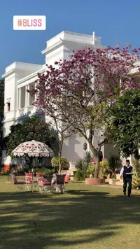 Kebersamaan Keluarga Kareena - Karisma di Istana Pataudi, Seru!