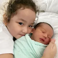Kebersamaan Manis Baby Saka dengan Empat Kakak Perempuannya