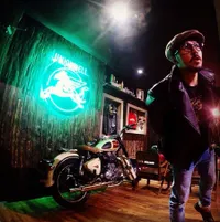 Kece Dengan Gaya Klimis Retro, David Naif Bikin Hati Wanita Leleh