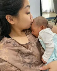 Kecup Manis Sampai Gantikan Popok, Ini Deretan Potret Nagita Slavina Si Hot Mom Cantik Saat Momong Baby Rayyanza