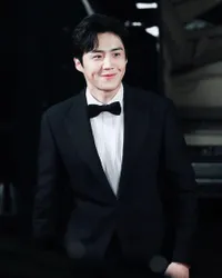 Kedalaman 10 Meter! 12 Potret Lesung Pipi Manis Kim Seon Ho Ini Bikin Gula Darah Naik