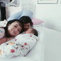 Kedua Anak Natasha Rizky & Desta Beri Pelukan Hangat Pada Adiknya