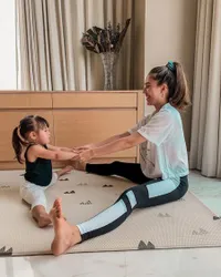 Kegitan Olivia Jensen Bareng Aurora Selama di Rumah, Dari Yoga Bareng Sampai Bikin Pizza