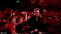 Kejadian Robbie Williams Pakai Hand Sanitizer Setelah Pegang Fans