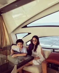 Kekompakan Tia Ivanka Bareng Anak Bulenya Yang Ganteng, Seru!