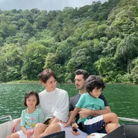Keluarga Good Looking! 9 Potret Harmonis Keluarga Fachri Albar dan Renata Kusmanto yang Jarang Tersorot