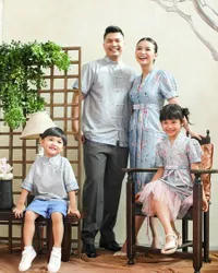 Keluarga Good Looking & Harmonis, Pemotretan Chelsea Olivia dan Glenn Alinskie Bareng Kedua Anaknya
