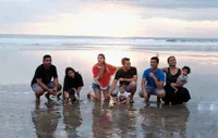 Keluarga Tya Ariestya, Tantri, dan Chua Liburan Bareng ke Bali