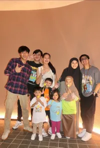 Cocok Jadi Keluarga 'Vampir Indonesia', 10 Potret Donna Harun dan Anak-Anaknya yang Tampak Awet Muda