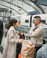 Ke Mana-Mana Masih Nempel Bertiga, Intip 10 Potret Liburan Gading Gisel Gempi Jelajahi Eropa!