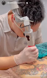 Kemarin Keluarkan Lolly dari KK, 8 Potret Nkita Mirzani Hapus Tato Nama Sang Putri