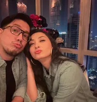 Kembali Akur! 8 Potret Della Puspita Rayakan Ultah ke-44, Romantis dengan Arman Wosi - Lupakan Pernah Niat Pisah